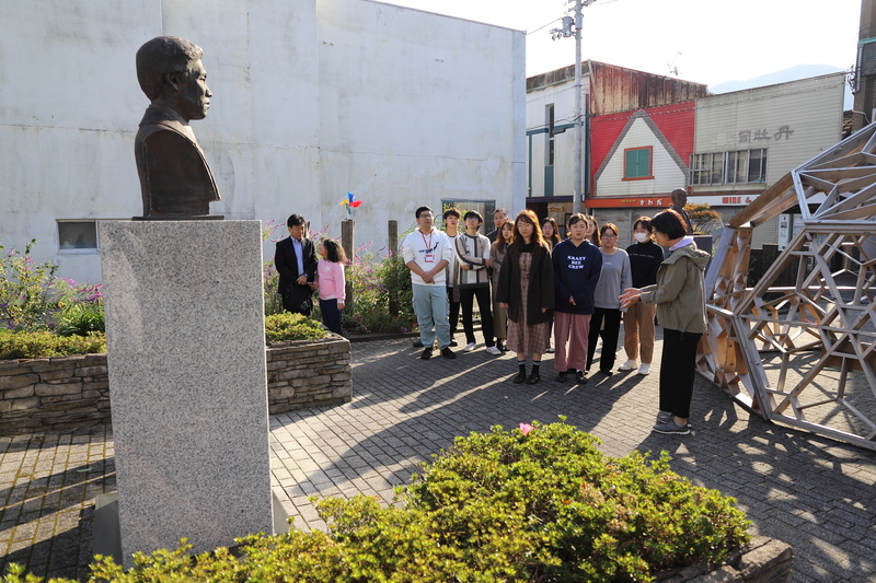 早稲田大学留学生　小野梓記念公園にて