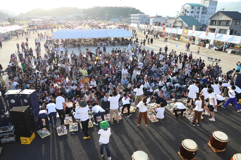 宿毛祭り　もち投げ