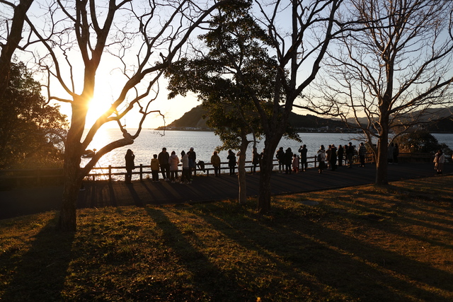 夕日を見る人々