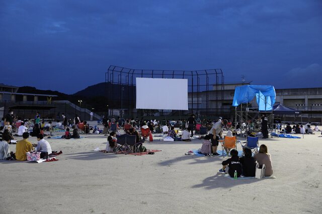 屋外で映画を楽しむ人々