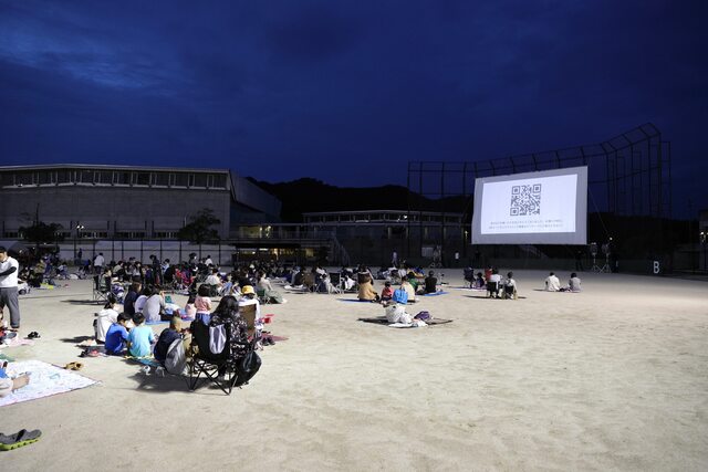 屋外で映画を楽しむ人々