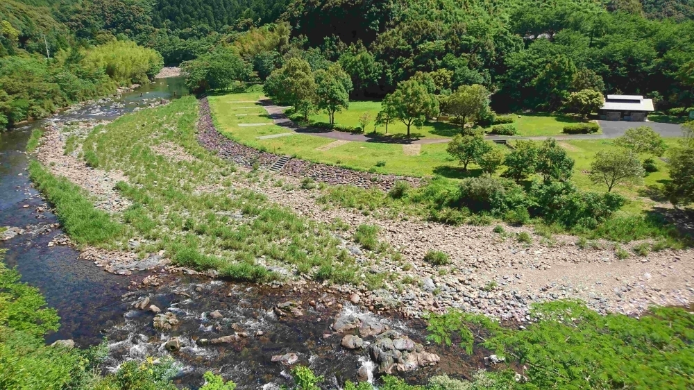 県道から見た日平公園の写真