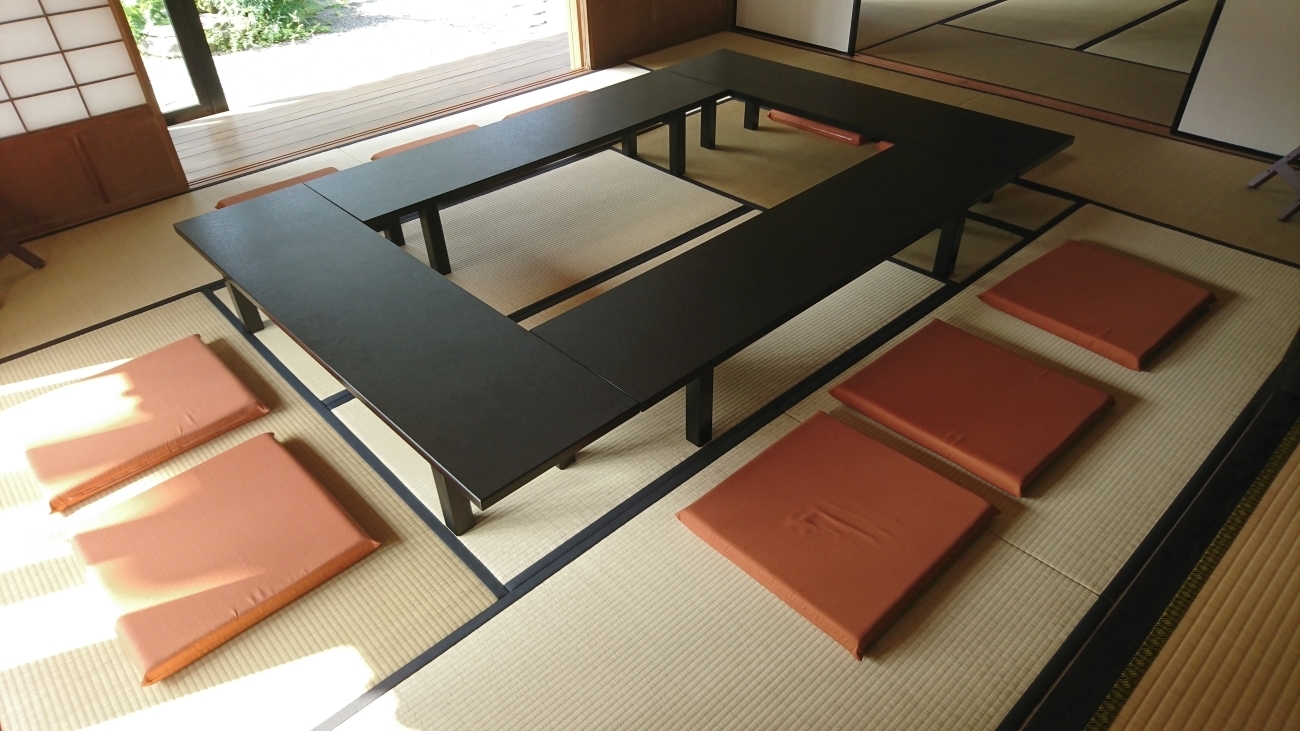 座卓テーブルと座布団の配置例の写真
