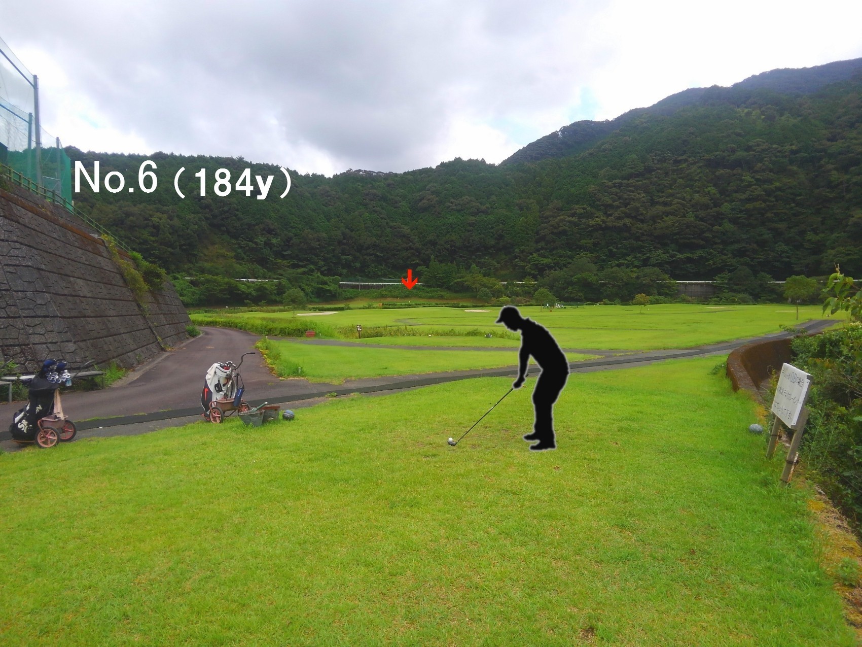 6番ホール手前のティーの写真