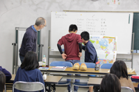ロギールさん山奈小学校写真02