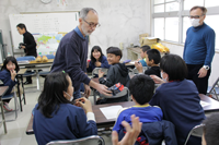 ロギールさん山奈小学校写真05