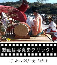 片島港の舞台での神事