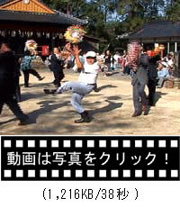 笠をもって踊りの奉納